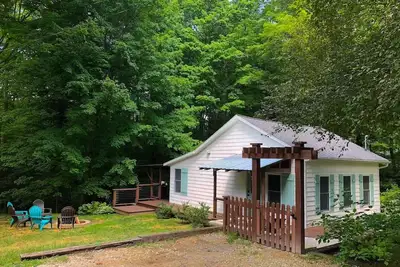 Image de Cottage fraîchement rénové dans une zone boisée calme avec une promenade rapide à la plage