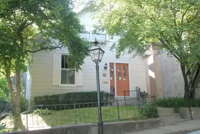 Image de Maison historique idéalement située sur le célèbre Snake Alley, un endroit unique en son genre.
