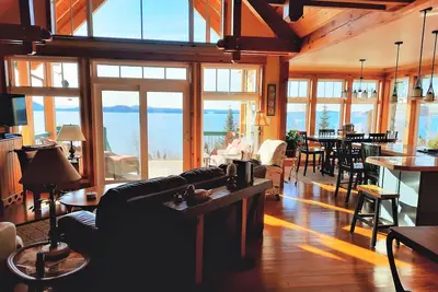 Image de Vues SUPÉRIEURES Du Lac Magique De Ce Chalet 5 ÉTOILES! EXPÉRIENCE Haut De Gamme!