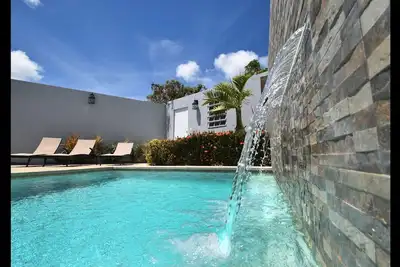 Image de Emplacement, emplacement, emplacement avec piscine