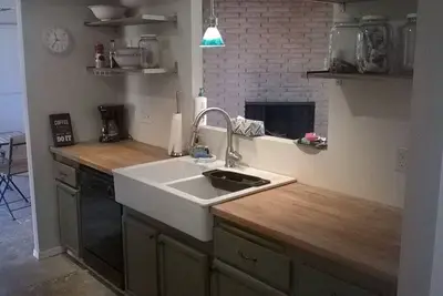 Image de New Remodel / Ameublement, baseball et Airport 10 Min. Un Moyen