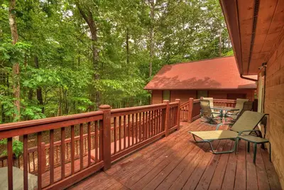 Image de Jake's Hideaway est votre escapade confortable avec cheminée, bain à remous, table de billard, Wi-Fi