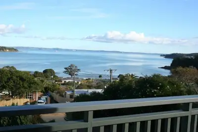 Image de Une vue imprenable sur la plage, la baie et au-delà