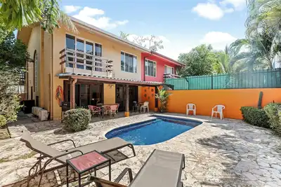 Image de Maison confortable avec piscine privée et parking sécurisé - distance de marche de la plage