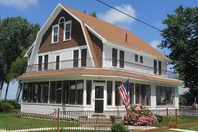 Image de The Buster Brown Shoe House - au bord du lac avec gazebo et porche enveloppant
