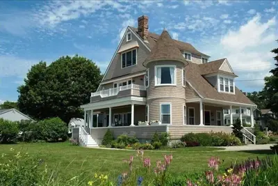 Image de Maison en bord de mer exceptionnelle avec plage privée et jardin