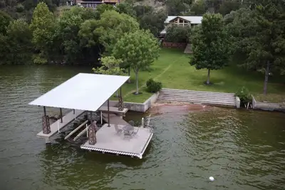 Image de 3 Chambre 2. 5 Bath Lakefront Home Situé sur Private Cove