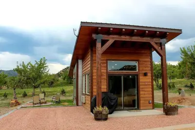 Image de Apple Hollow Tiny House # 3 Zion / Bryce Tiny House dans un verger de pommiers! 4 personnes