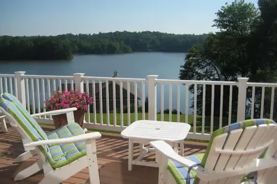 Image de Absolute Bliss! ! Magnifique maison de villégiature sur le lac sur l'endroit le plus convoité du lac Anna!