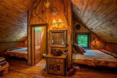 Image de Four Fillies Lodge-Family Friendly Antique, Cabane en rondins élégant et rustique!