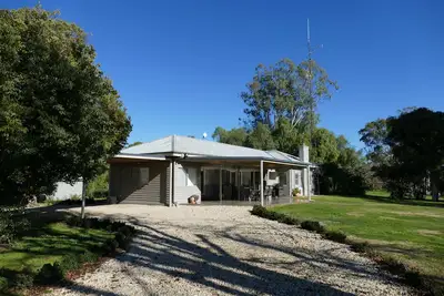 Image de * * Barong sur l'eau * *