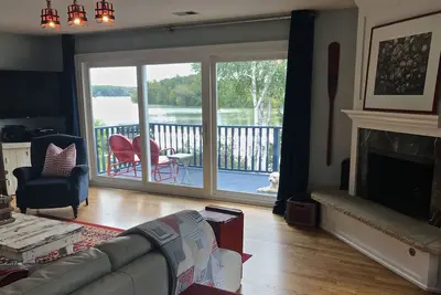 Image de Paradis au bord de l'eau avec vue sur l'île sur un lac cristallin!