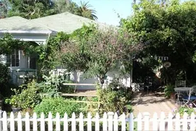 Image de Sunny French-Country Cottage/ Organic Gardens & Outdoor Living