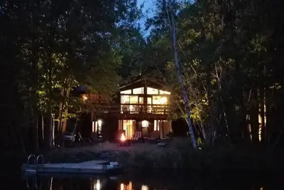 Image de Best Of Both Lakes - 3 chambres 2 salles de bain pour 9 personnes sur Deer Lake