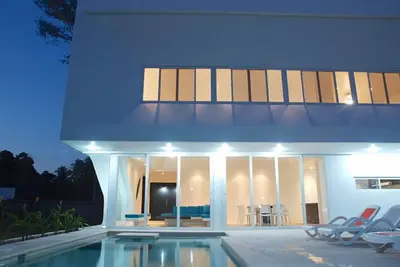 Image de Maison de plage moderne dans «Costa Del Sol». Plage et soleil pour votre famille!