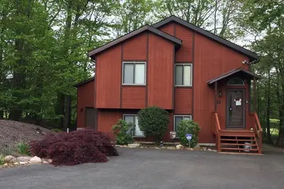 Image de Chalet au bord du lac avec bain à remous, salle de jeu et foyer extérieur!