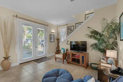 Image de Le Sea Breeze Cottage! - Service de plage Gratuit. En saison mars - octobre!