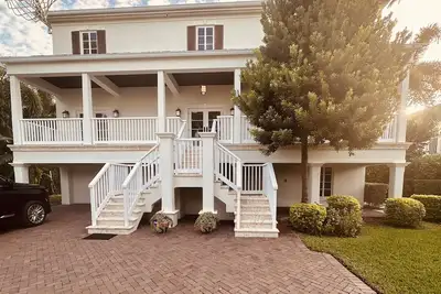 Image de Maison de luxe sur mesure sur le canal; Marchez jusqu'à la plage; Près de tout!