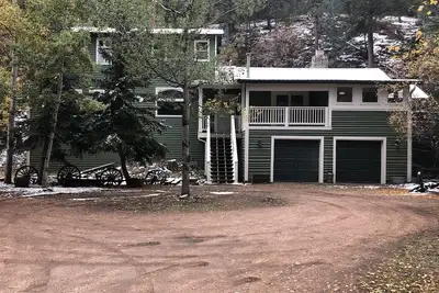 Image de Retraite de 33 acres dans les Rocheuses du Colorado avec bain à remous et rivière privée
