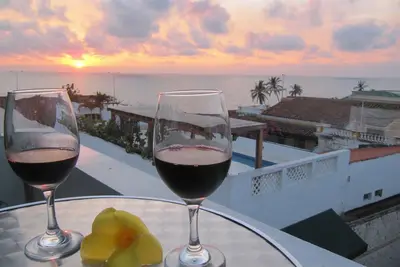 Image de Vieille ville élégante avec de magnifiques vues sur l'océan et les couchers de soleil