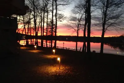 Image de Private Lakefront Resort avec 200 pieds de bord de lac, immense cour arrière et foyer.