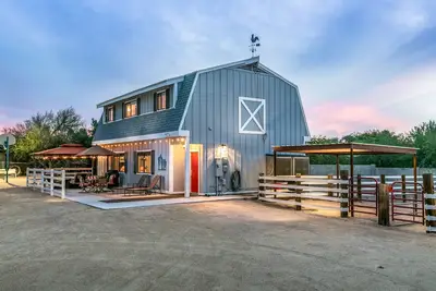 Image de Pension de famille / divertissement Patio / terrain de sport et randonnée pédestre