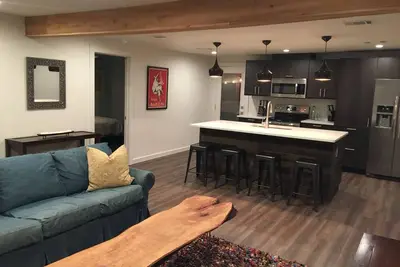 Image de Mise à jour du lac moderne Travis Bungalow avec accès au lac