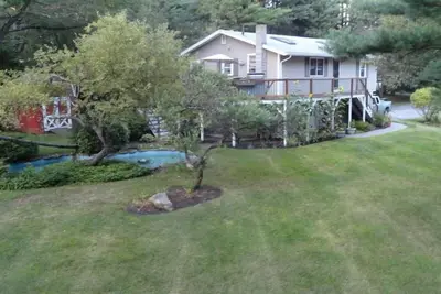 Image de Près de la passerelle, des restaurants et de l'arrêt de tramway