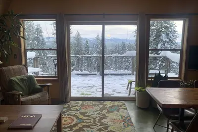 Image de A-frame Alpenglow: Une escapade en montagne majestueuse.