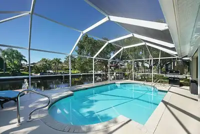 Image de 33% de réduction! -Swfl Rentals - Villa Christina - Maison calme avec piscine sur le canal d'accès au golfe