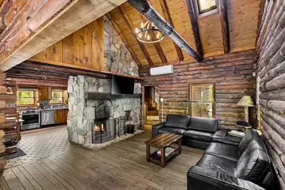 Image de Cabane en rondins rustique Riverfront