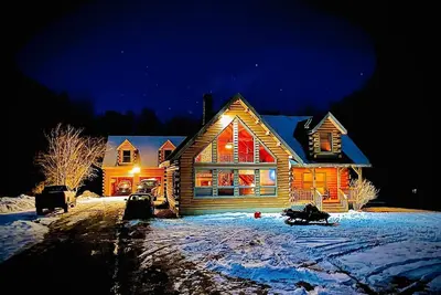 Image de Log Cabin familial convivial avec cheminée 25ft intérieur + équipements modernes.