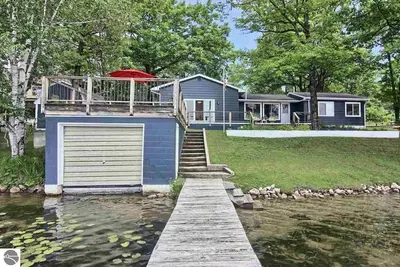 Image de 3e nuit gratuite + 25 $ @ Short's Brewery: Clam Lake Cottage avec accès au lac Torch