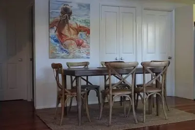 Image de Maison accueillant les animaux domestiques à 5 minutes de Cylinder And Deadman’s, à 2 minutes à pied de \"Bobs\"