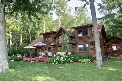 Image de Belle cabane en rondins sur le paisible lac Bass