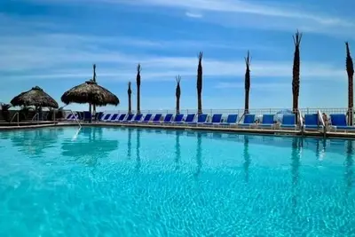 Image de Condo récemment rénové en bord de mer, applications mises à jour, télévision à écran plasma avec Wifi gratuit