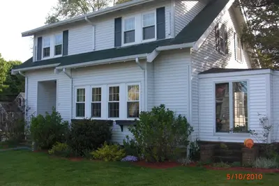 Image de Colonial de charme près des plages, restaurants et baseball, autocollant de plage inclus!