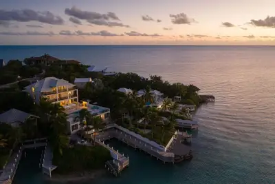 Image de Superbe Ocean Front Villa avec 2 Docks bateau privé et piscine