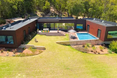 Image de Sophies Vineyard Sprawling Scenery with Pool