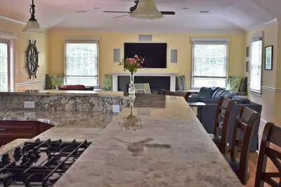 Image de Spacieuse nouvelle maison Wellfleet sur 1 1/2 acres ~ Étapes vers la baie ~ Promenade en ville