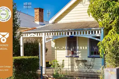 Image de Bantam Cottage-un animal de compagnie, emplacement central