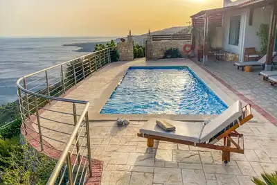 Image de Villa Maistros sur une colline du sud de la Crète avec vue sur mer de Libye.