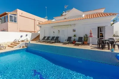 Image de Villa spacieuse avec piscine