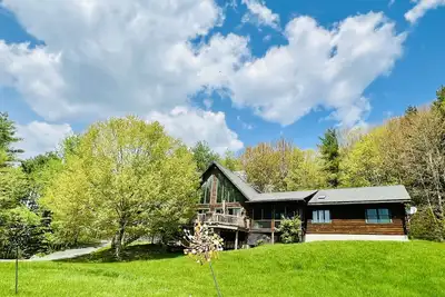 Image de Maison en bois rond exquis avec vue près de Woodstock, Vt.