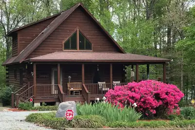Image de Majestic Lakefront Log Cabin situé dans les hautes plaines de Caroline du Nord