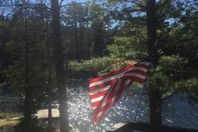 Image de Traverse City Lakefront Log Home, bain à remous Gratuit, Wifi et bateaux.