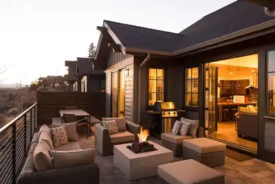 Image de Tout neuf! 5 chambres / 5 salles de bains - Animaux admis, salle de jeux, baby-foot, bain à remous, foyer