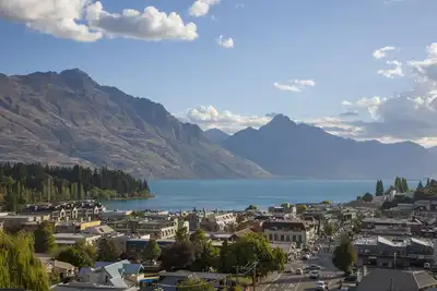 Image de Expansive home in the Heart of Queenstown with Stunning Views.