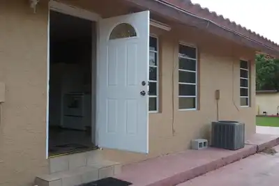 Image de Apt 2 Q Beds Kitchen, day day in living, 75 night up to 2 + 10 pp. . room 50<br><br><br>