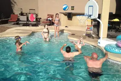 Image de Spacieux Surprise Accueil avec une piscine